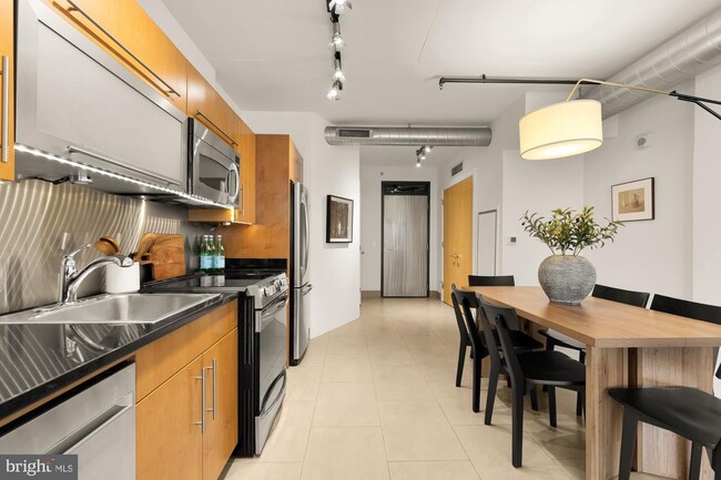 Building Photo - 1133 14th St NW