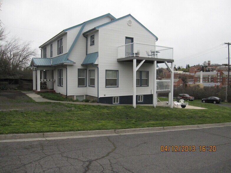 Building Photo - 220 SE Gladstone St