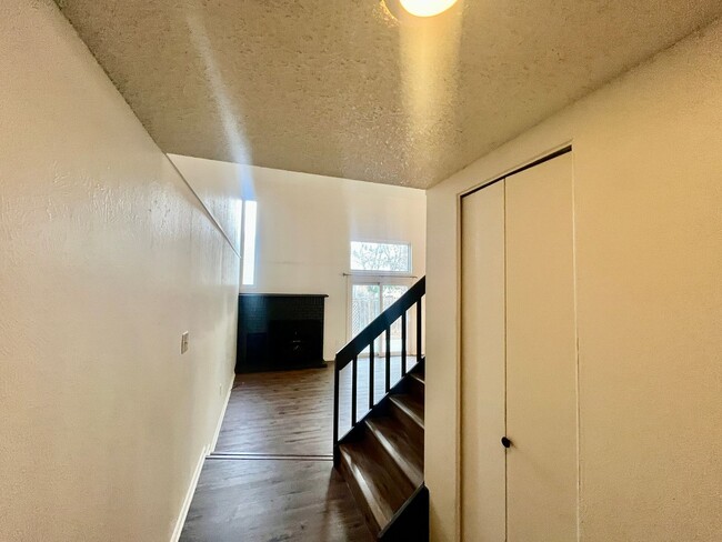 Building Photo - Updated 3 bed 2 1/2 bath  townhome with 2 ...