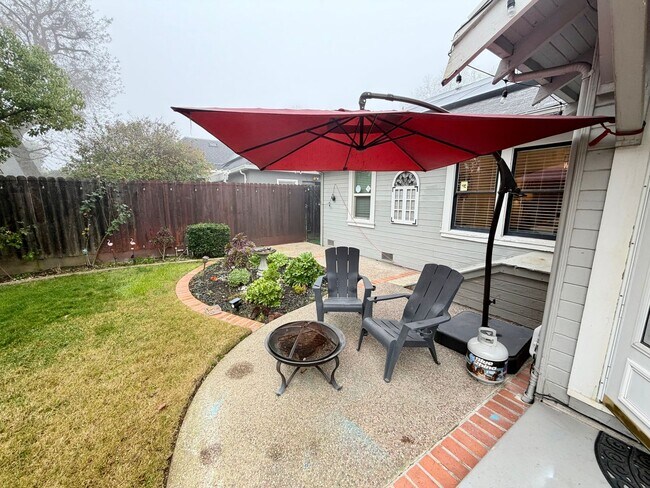 Building Photo - 2 Bed 1 Bath on a quiet street.