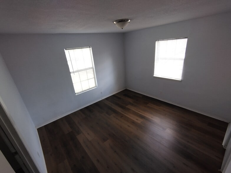 master bedroom 3 - 518 Riverdale Dr