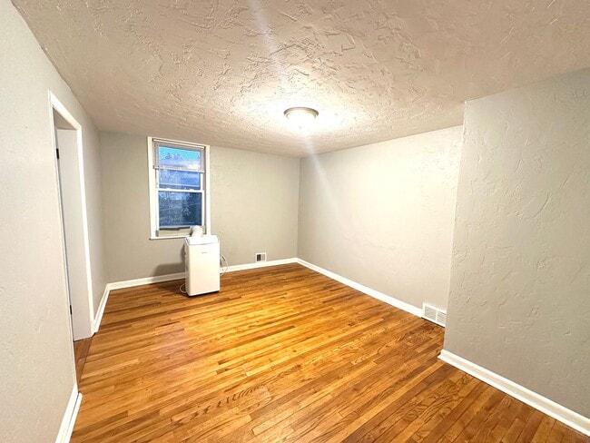 Building Photo - Updated 2 Bed, 1 Bath Home w/ Bonus Room in Castle Shannon - Central Heat & AC, Laundry - Availab...