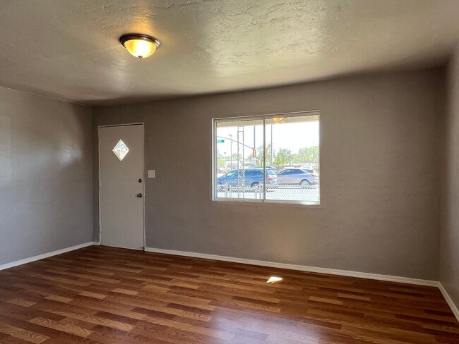 Building Photo - 3 Bedroom 2 Bath Home! close to the UofA!