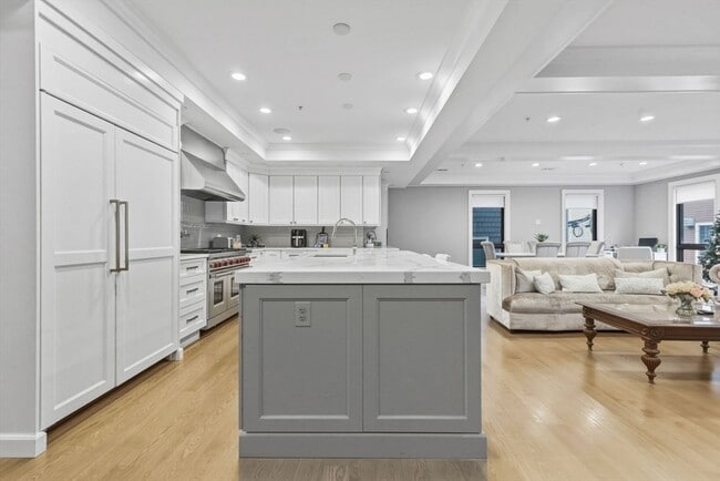 Building Photo - 377 W First St