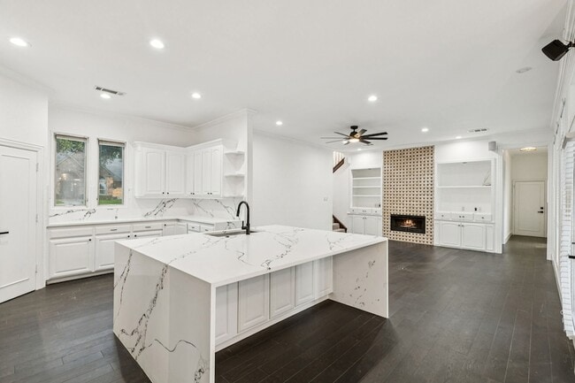 Building Photo - 7204 Pebble Hill Dr