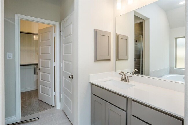 Building Photo - 1639 Rosedale Dr