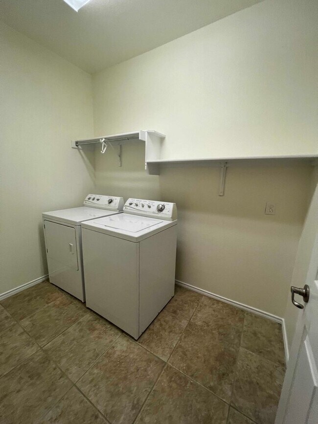 Building Photo - 815 Prairie Grass Ln