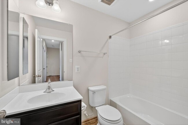 Building Photo - 5303 Greenwich Cir