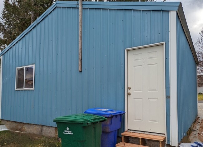 Building Photo - 3 bedroom 2 bath Orchards house with SHOP!
