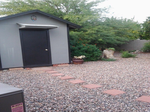 Building Photo - Nice 2 bedroom 1.5 bath in a nicely locate...