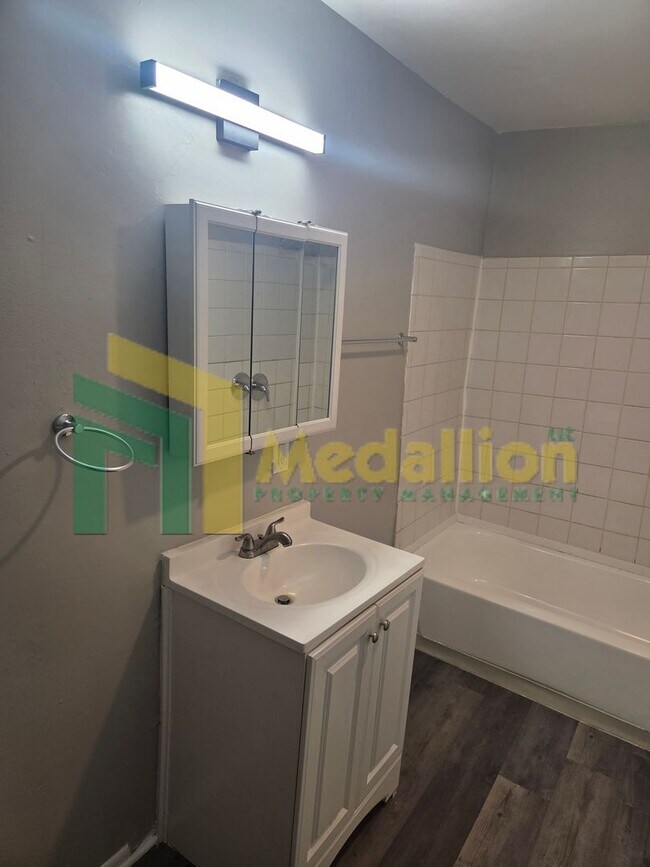 Building Photo - Spacious Studio with Hardwood Floors and Stainless Steel Appliances – Prime Milwaukee Ave Location