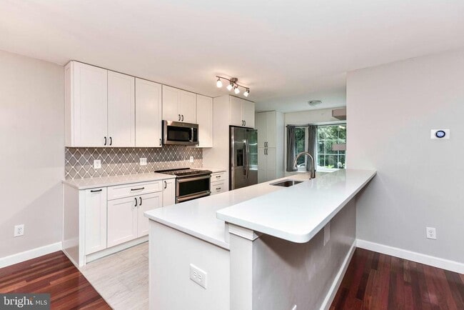 Building Photo - 12231 Westwood Hills Dr
