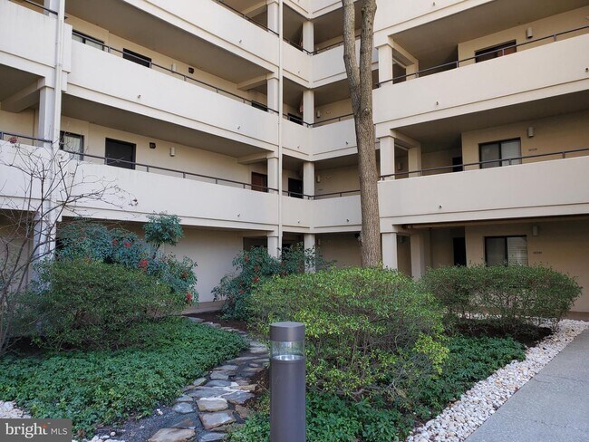 Building Photo - 6050 California Cir