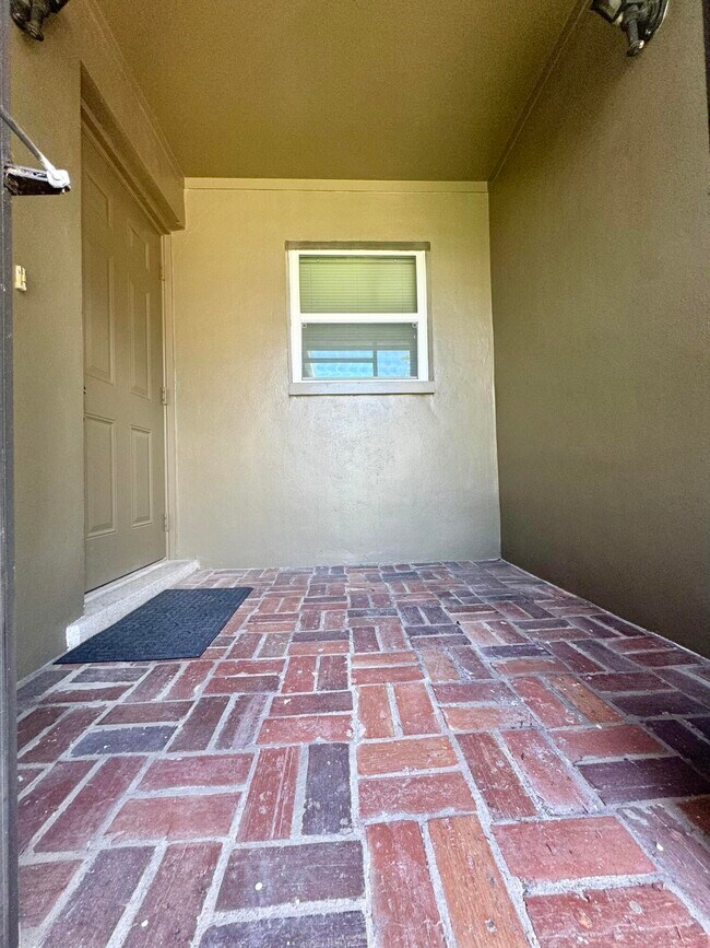 Building Photo - 970 Butia St