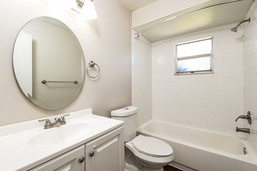 Building Photo - 409 Riverwoods Cir
