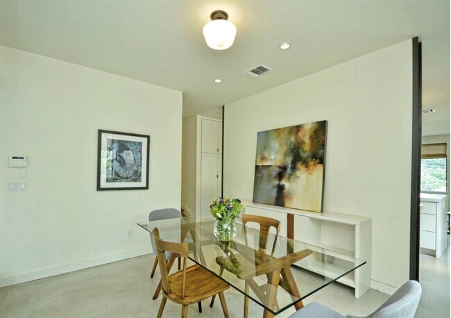 Building Photo - 2308 1/2 E 9th St