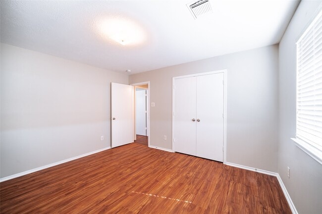 Building Photo - 930 Lancaster Lake Dr