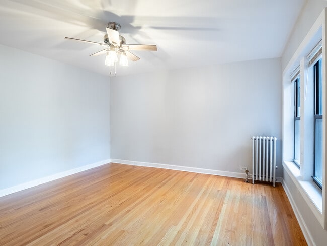 Building Photo - 6439 N Hamilton Ave