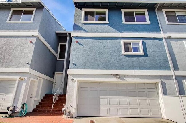 Building Photo - Bright 3 Bedroom Townhome in Newark