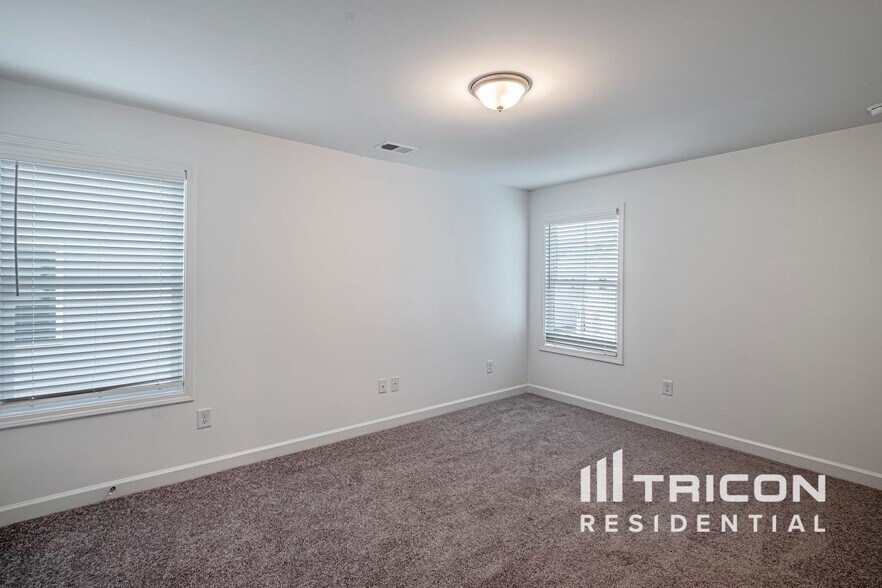 Building Photo - 174 E Rdg Wy