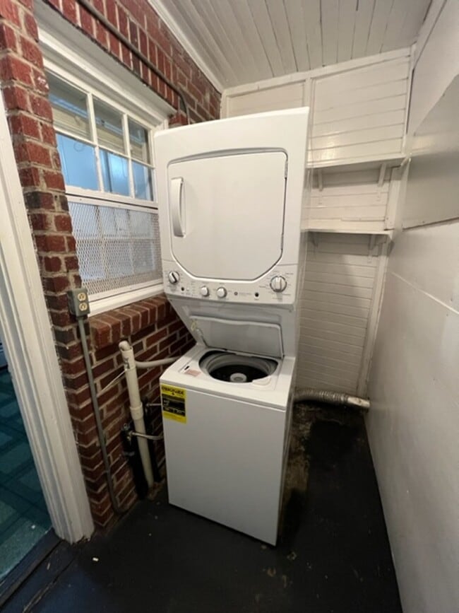 Building Photo - Location - Location - 2 story Duplex - Move In Ready !! This 2-bedroom - 1 Full Bath home is conv...