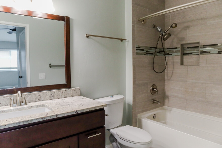 Master Bath - 712 Silver Dr