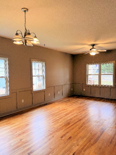 Building Photo - 205 Wellington St