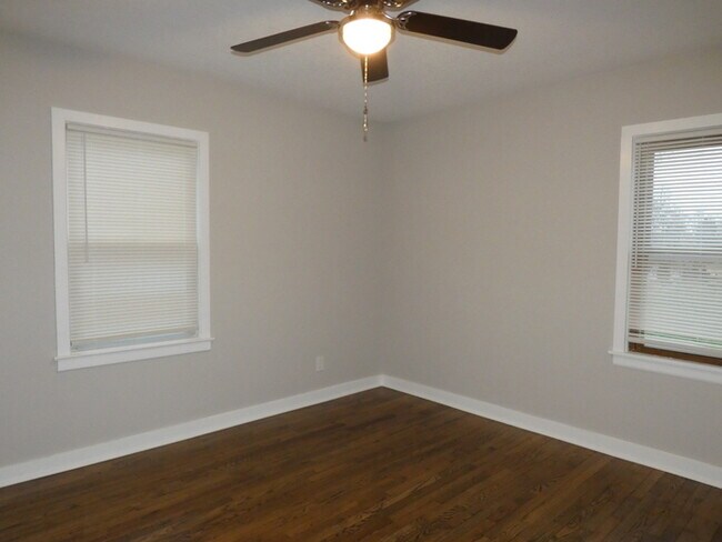 Building Photo - Beautiful Updated Home in North Kansas City School District!