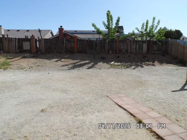 Building Photo - 3 Bedrooms, 2 Bathrooms, approx. 1392 sq. ft., 2 Car Garage, Covered Patio, Fenced, Play house,