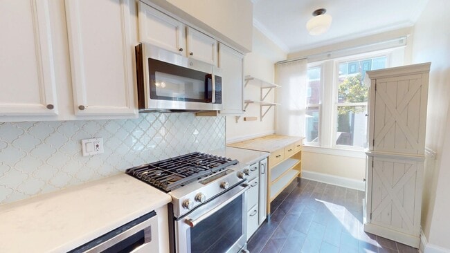 Building Photo - Spacious Three Bedroom Home W/Backyard, Ba...
