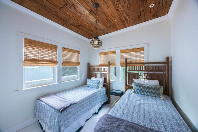 Building Photo - 717 Forest Hill Blvd