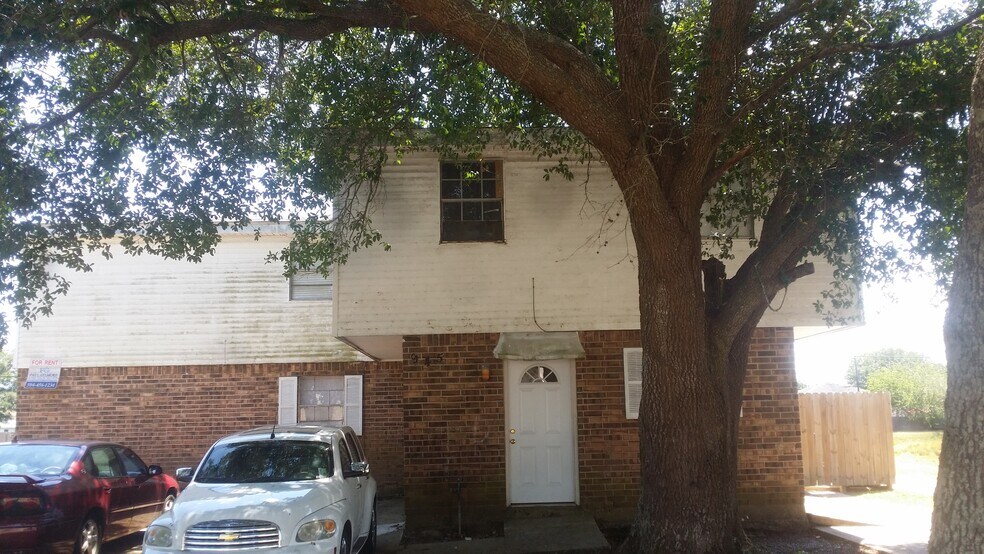 Primary Photo - 945 E Monterey Ct