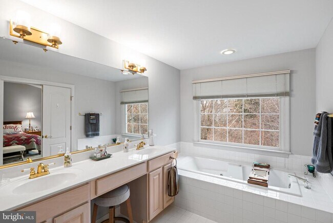 Building Photo - 150 Rees Pl