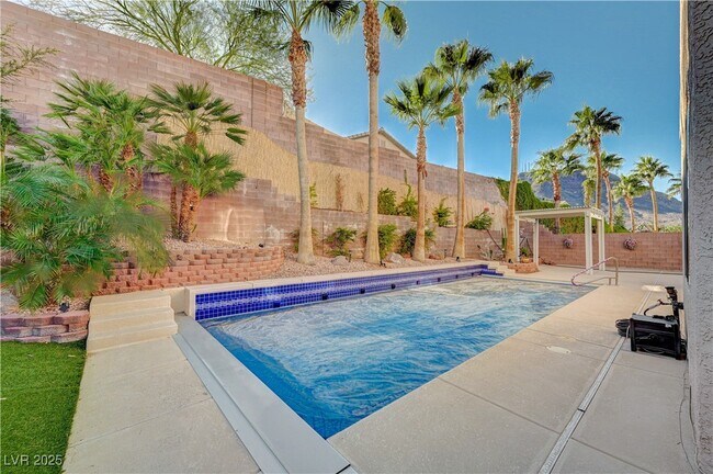 Building Photo - 57 Voltaire Ave