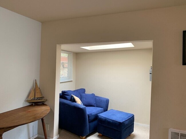 Building Photo - 8th Street (207)