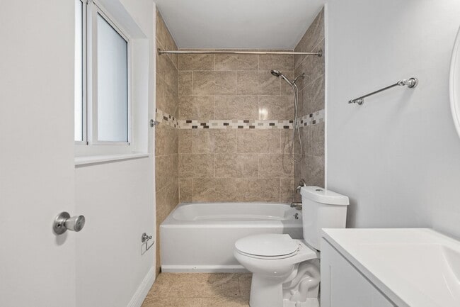 Building Photo - Comfortable Oakland Park Living - 3BR with Outdoor Space