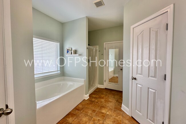Building Photo - South Crestview 3/2 Available 8/1