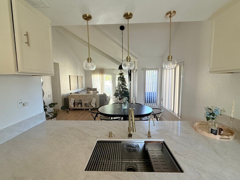 Building Photo - 2109 Northshore Dr