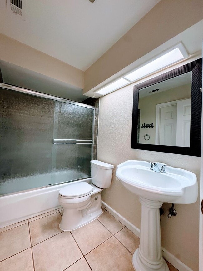 Building Photo - Adorable 2 bedroom 1 Bath Unit for Rent
