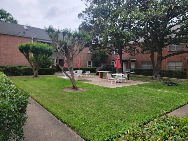 Building Photo - 2711 Briarhurst Dr