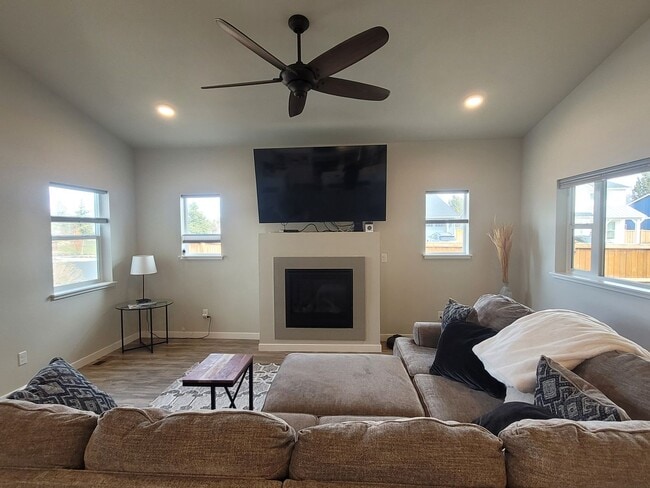 Building Photo - Furnished monthly rental, modern style home with abundant light, garage, backyard. 30-day Min.