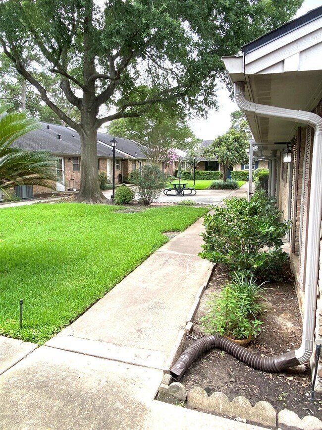 Building Photo - 1102 W Tri Oaks Ln