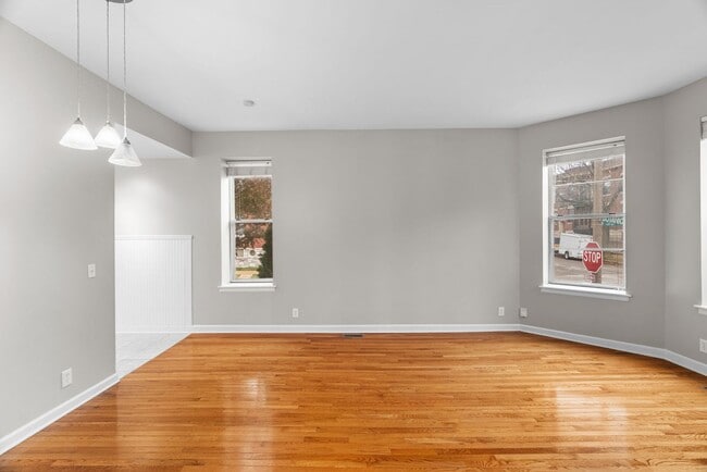 Building Photo - Modern Spacious  2 Bed  and 1.5  Bath Cond...