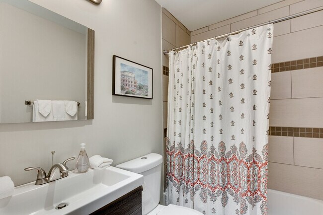 Building Photo - 226 S Hoyne Ave