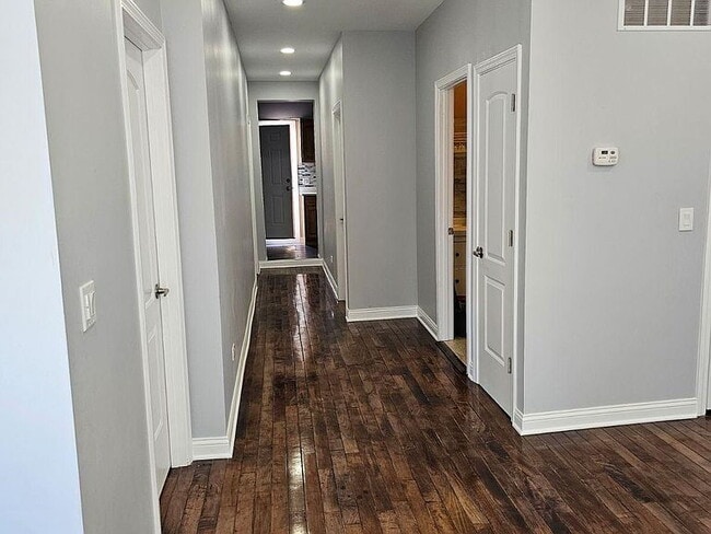 Building Photo - "Spacious 2-Bedroom Oasis on W Fillmore St – 1496 Sq Ft of Comfort in Chicago's Heart!"