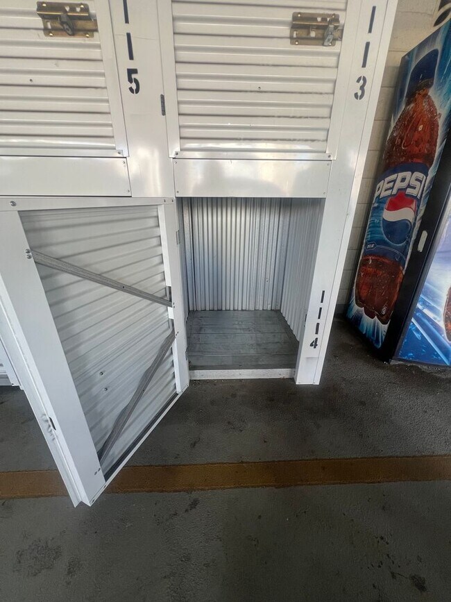 Building Photo - 1 Bedroom Kapiolani Manor by Ala Moana with Parking, Pool