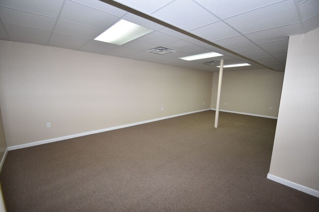 Building Photo - 3049 Westchester Dr