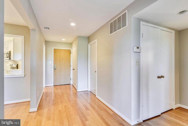 Building Photo - 11500 Fairway Dr