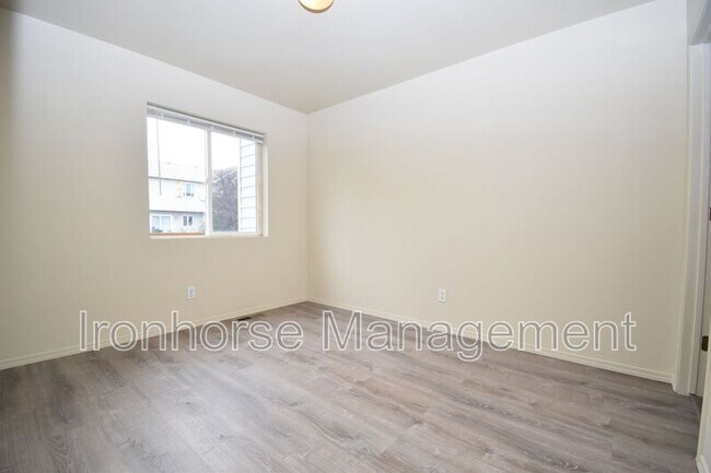 Building Photo - 509 Hunters Way