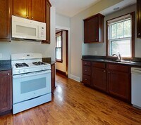 Building Photo - 4 bed 2 bath house !